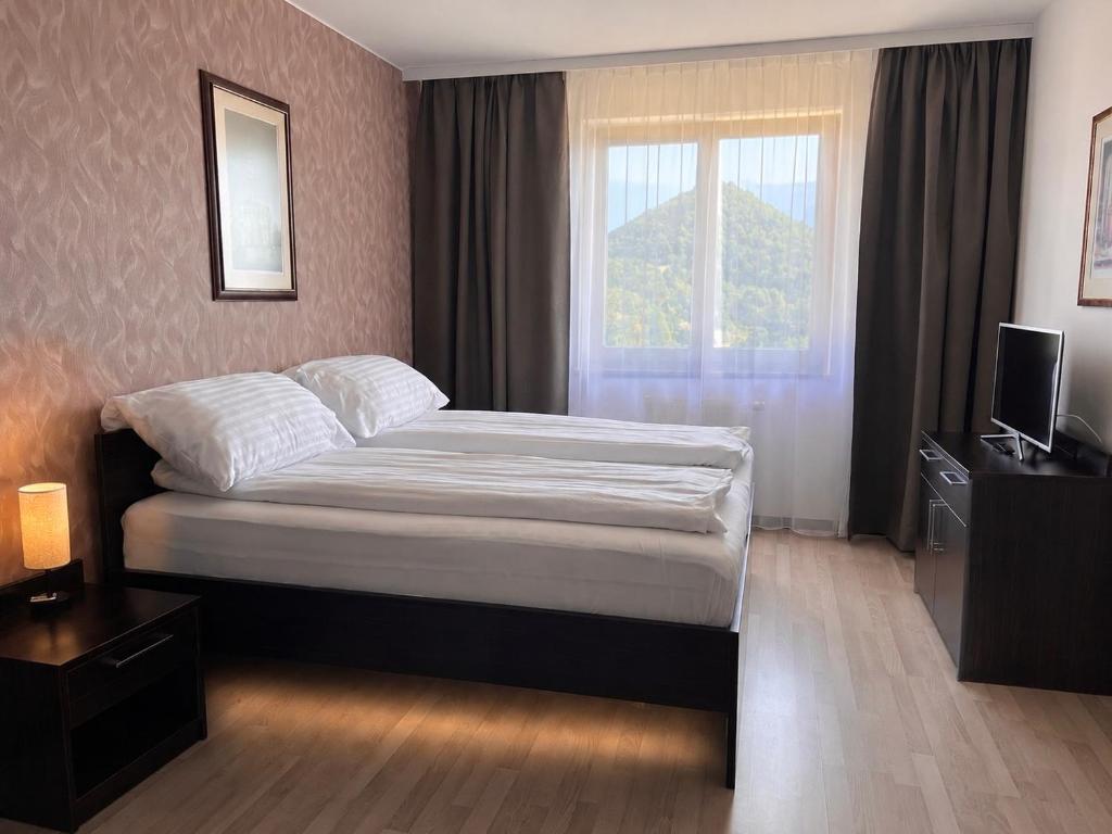 Spálňa apartmánu Havasi View s oknom smerom na hory